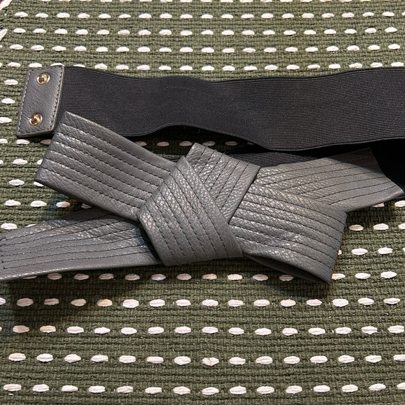 💥 2/$10 Torrid gray Bow Stretchy waist black belt 0/00 (sz 10-12) - Picture 1 of 4